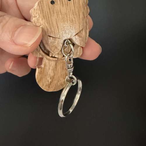 (全新）可旋轉貓咪鎖匙扣（木質） 貓咪懷裏，還抱着小貓咪