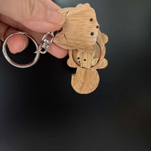 (全新）可旋轉貓咪鎖匙扣（木質） 貓咪懷裏，還抱着小貓咪