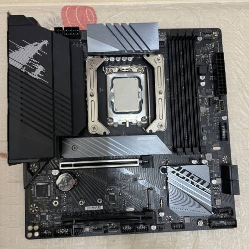 B660M同B460一共兩張