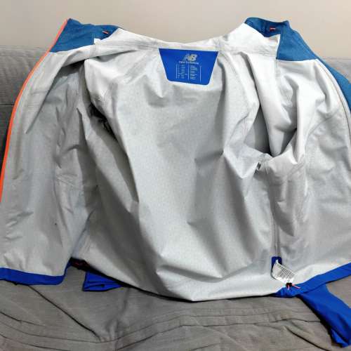 New Balance 防潑水風褸  Asia Size : M