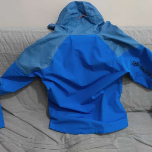 New Balance 防潑水風褸  Asia Size : M