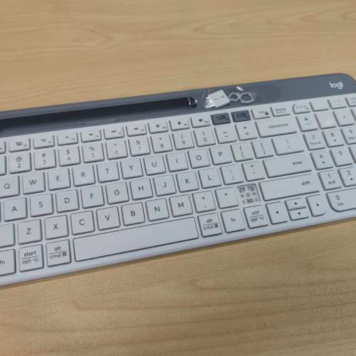 Logitech K580 白色鍵盤 (壞，"?"鍵壞)