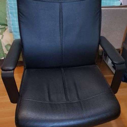 宜家: MILLBERGET 旋轉高背椅(黑色)