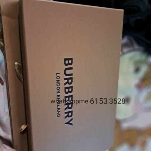 Burberry scarf 有帶有盒紙袋