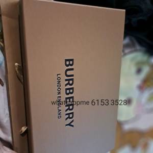 Burberry scarf 有帶有盒紙袋