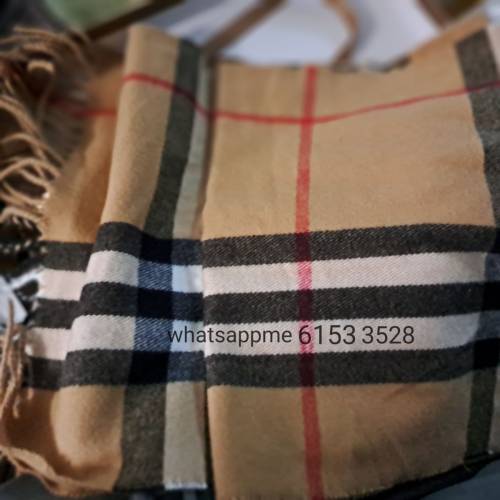 Burberry scarf 有帶有盒紙袋