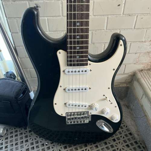 代友出售 Xtreme 黑白色 電結他 (跟結他袋) 清屋出售 HK$158.00