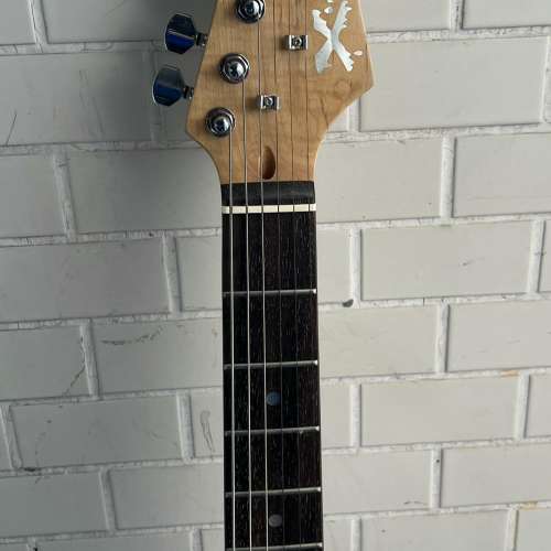 代友出售 Xtreme 黑白色 電結他 (跟結他袋) 清屋出售 HK$158.00