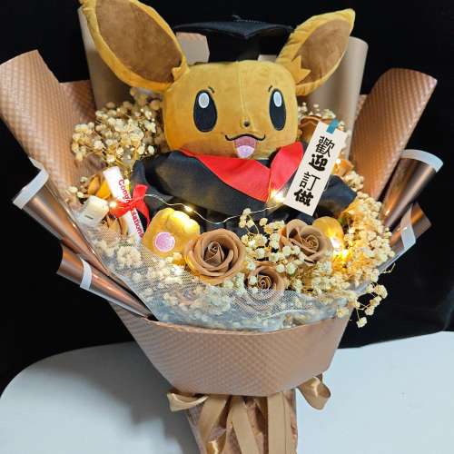 睇下文‼️獨家原創&middot;專業花藝師用心製作 寵物小精靈伊布畢業公仔花束 伊貝畢業公仔...