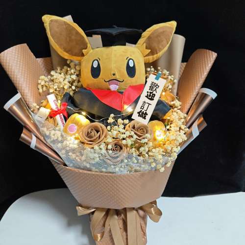 睇下文‼️獨家原創&middot;專業花藝師用心製作 寵物小精靈伊布畢業公仔花束 伊貝畢業公仔...