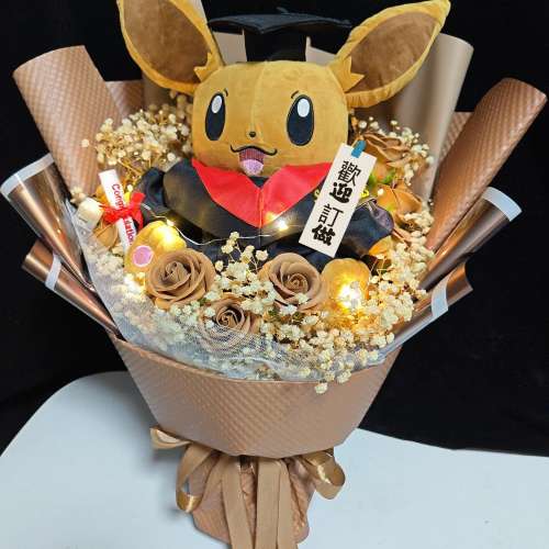 睇下文‼️獨家原創&middot;專業花藝師用心製作 寵物小精靈伊布畢業公仔花束 伊貝畢業公仔...