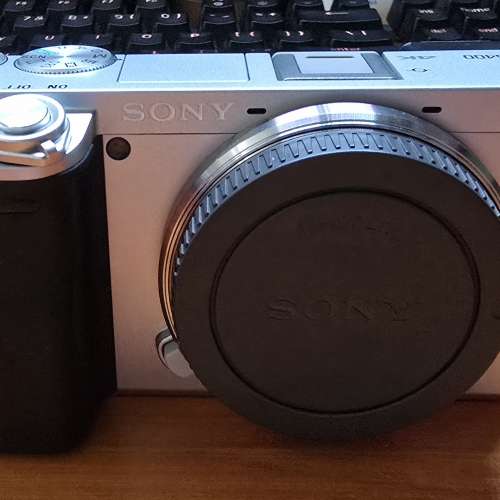 幾乎全新 Sony a6400 共三粒原廠電, 連充電座套裝