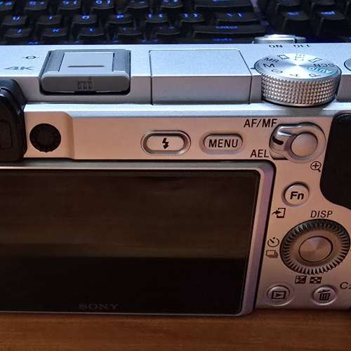 幾乎全新 Sony a6400 共三粒原廠電, 連充電座套裝