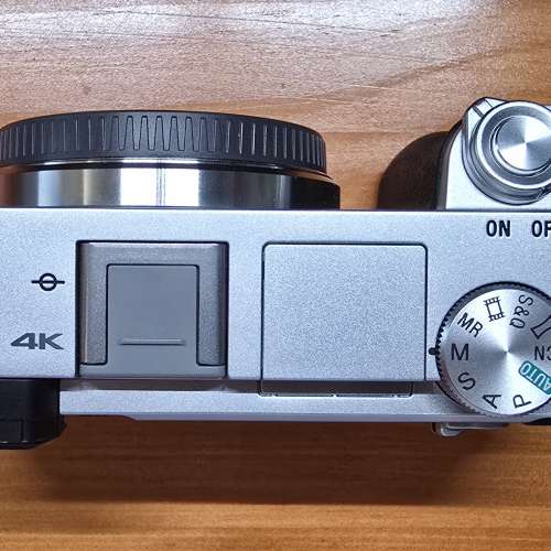 幾乎全新 Sony a6400 共三粒原廠電, 連充電座套裝