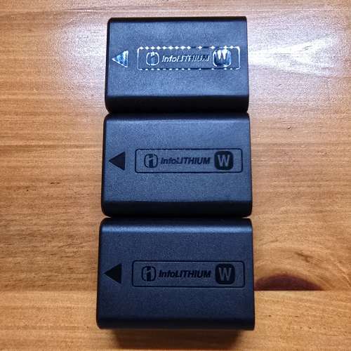 幾乎全新 Sony a6400 共三粒原廠電, 連充電座套裝