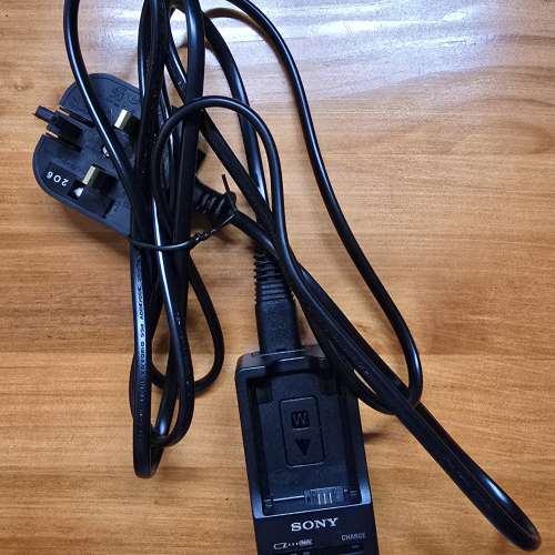 幾乎全新 Sony a6400 共三粒原廠電, 連充電座套裝