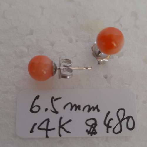 一手兩對紅珊瑚耳環，6.5mm 14k 耳針.及4mm925銀，共售五百元。單一對價錢如照片顯...