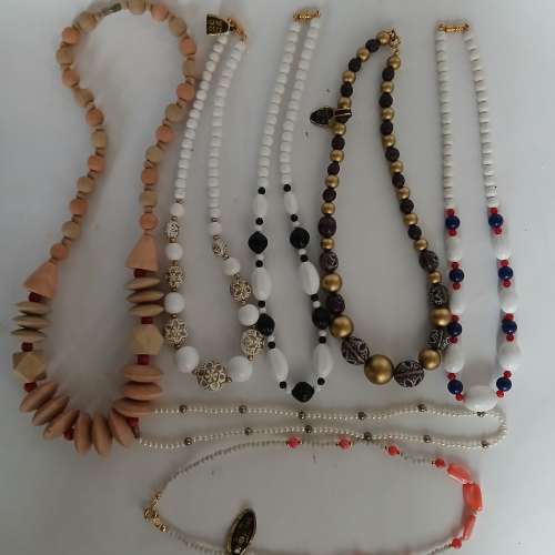 清理存貨平售 ，一 手七條頸鏈，共售150元。no.D15.11.25