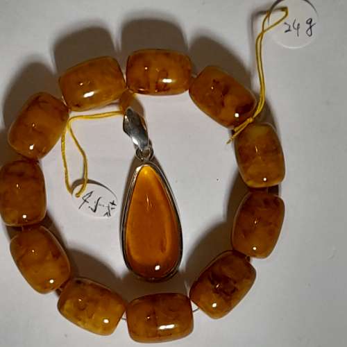 歐洲蜜蠟手串，18x13mm.24gram.減價出售。原價一千五百元，加送一個鑲嵌純銀吊墜，...