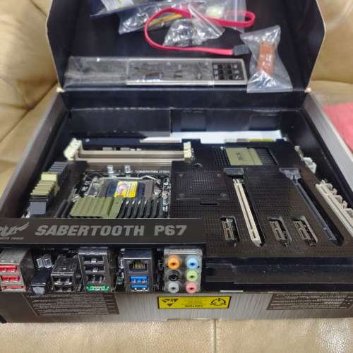 二手 ASUS  SABERTOOTH  P67主機板1套 有盒