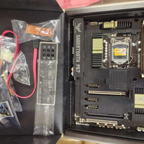 二手 ASUS  SABERTOOTH  P67主機板1套 有盒