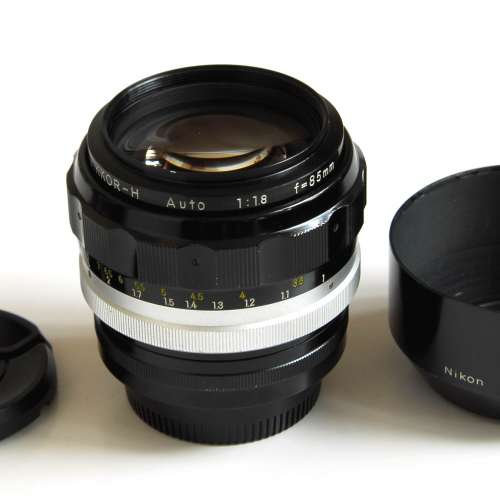 Nikon 85mm f1.8 Nippon Kogaku Nikkor-H non-AI with  HN-7  metal hood