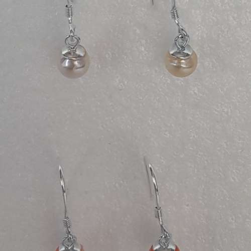 一手兩對日本養珠/臺灣珊瑚，約6mm,配上925純銀耳針,共售三百元，單一對二百元。no...