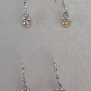 一手兩對日本養珠/臺灣珊瑚，約6mm,配上925純銀耳針,共售三百元，單一對二百元。no...