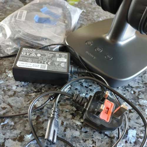 九成五新 Sony 5.1channel surround 耳筒機