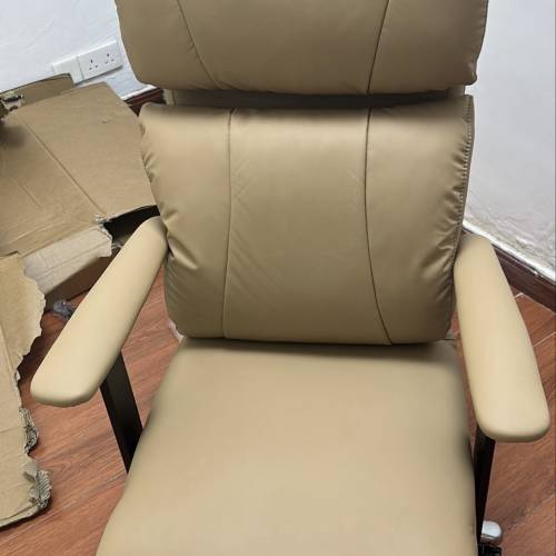 利沃諾-牛奶皮辦公室椅