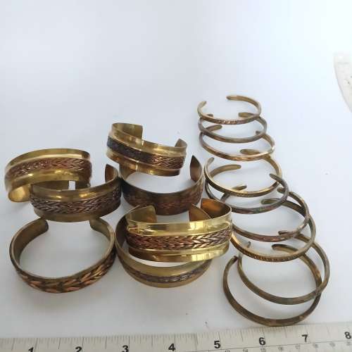 清理 存貨平售， 一手16隻铜手鈪，如照片顯示 共售二百元， 多量價錢可再商議. no....