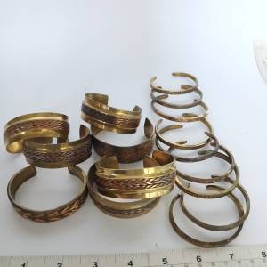 清理 存貨平售， 一手16隻铜手鈪，如照片顯示 共售二百元， 多量價錢可再商議. no....