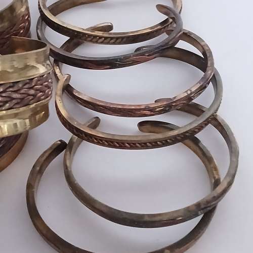 清理 存貨平售， 一手16隻铜手鈪，如照片顯示 共售二百元， 多量價錢可再商議. no....