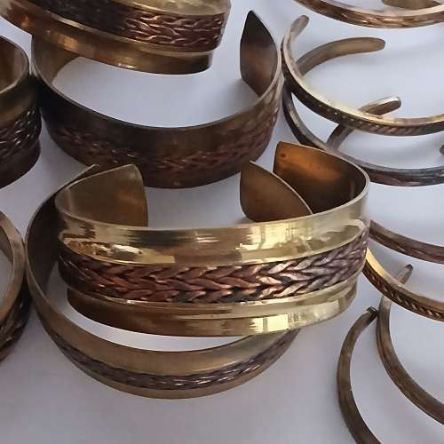 清理 存貨平售， 一手16隻铜手鈪，如照片顯示 共售二百元， 多量價錢可再商議. no....