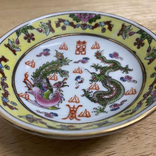 七八十年代 瓷器碟仔，  龍凰圖案，意思是 吉祥好運！有囍！周邊有花，花開富貴！
