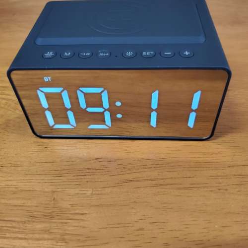 (全新)  無綫充電藍芽音箱時鐘LED閙鐘收FM音響