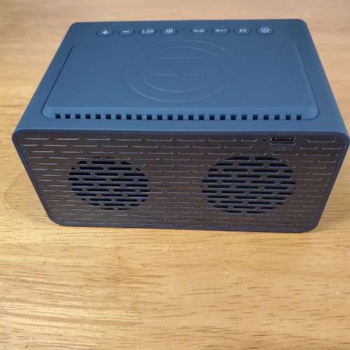 (全新)  無綫充電藍芽音箱時鐘LED閙鐘收FM音響