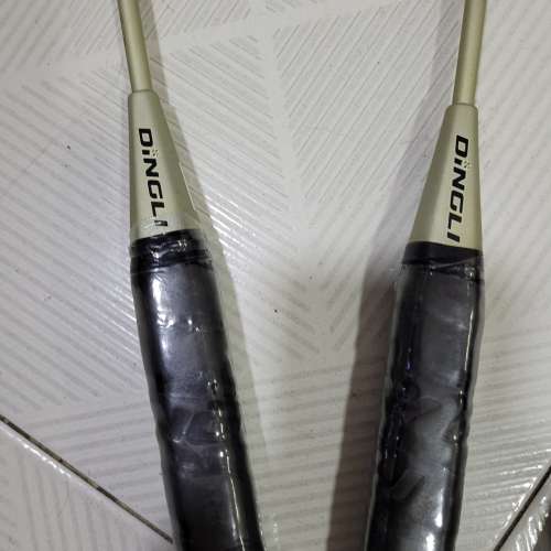 DINGLI  DL2116  羽毛球拍一對二支 屯門良景村取。