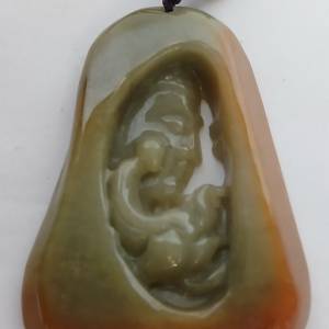 红翡A玉石雕刻吊墜， 長約兩吋闊一吋，僧人在佛祖背景前领悟真理，帶領佩戴者覺悟...