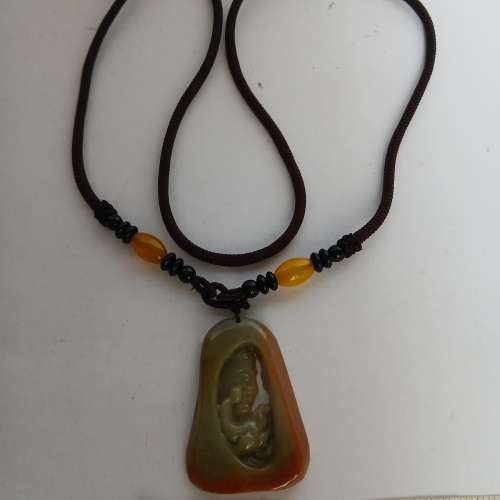 红翡A玉石雕刻吊墜， 長約兩吋闊一吋，僧人在佛祖背景前领悟真理，帶領佩戴者覺悟...