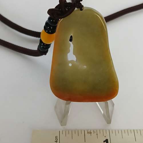 红翡A玉石雕刻吊墜， 長約兩吋闊一吋，僧人在佛祖背景前领悟真理，帶領佩戴者覺悟...