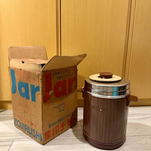 出售 日本制造 象印 白飯保溫壺一個，經典款式，有原裝盒，玻璃膽，整體大約八成新...