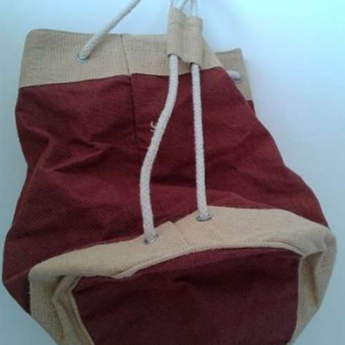 硬身麻質背包，布底膠防濕。