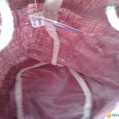 硬身麻質背包，布底膠防濕。