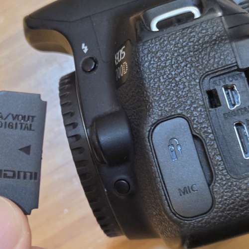 Canon 700D body + 2粒原廠電