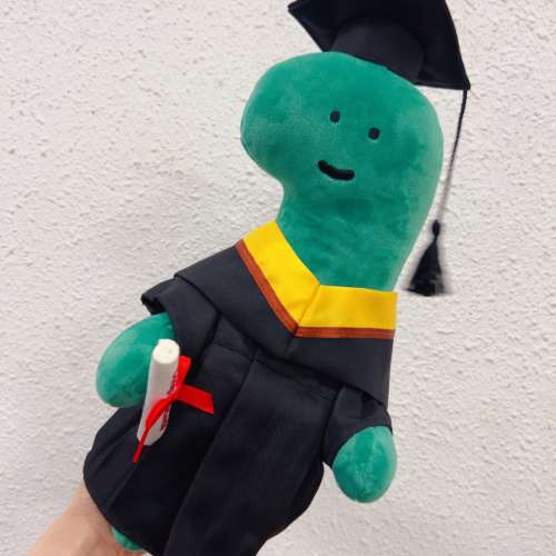 睇下文‼️［同行賣七百幾蚊］已停產最後一隻正版訂製 joguman畢業公仔 joguman gr...