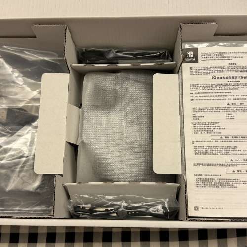 Switch 1 任天堂遊戲機套裝 行貨 99%新 全新一樣 只試玩了幾次便放回盒中 所有配件...
