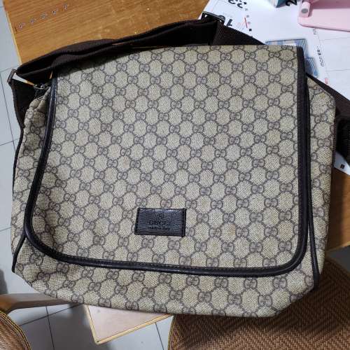 Gucci 斜咩袋一個，屯門良景村取。
