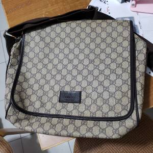 Gucci 斜咩袋一個，屯門良景村取。