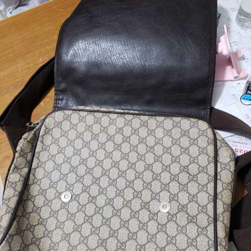 Gucci 斜咩袋一個，屯門良景村取。